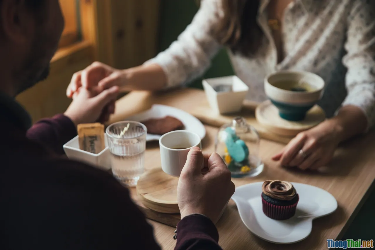 coffee shop conversation, friends talking
