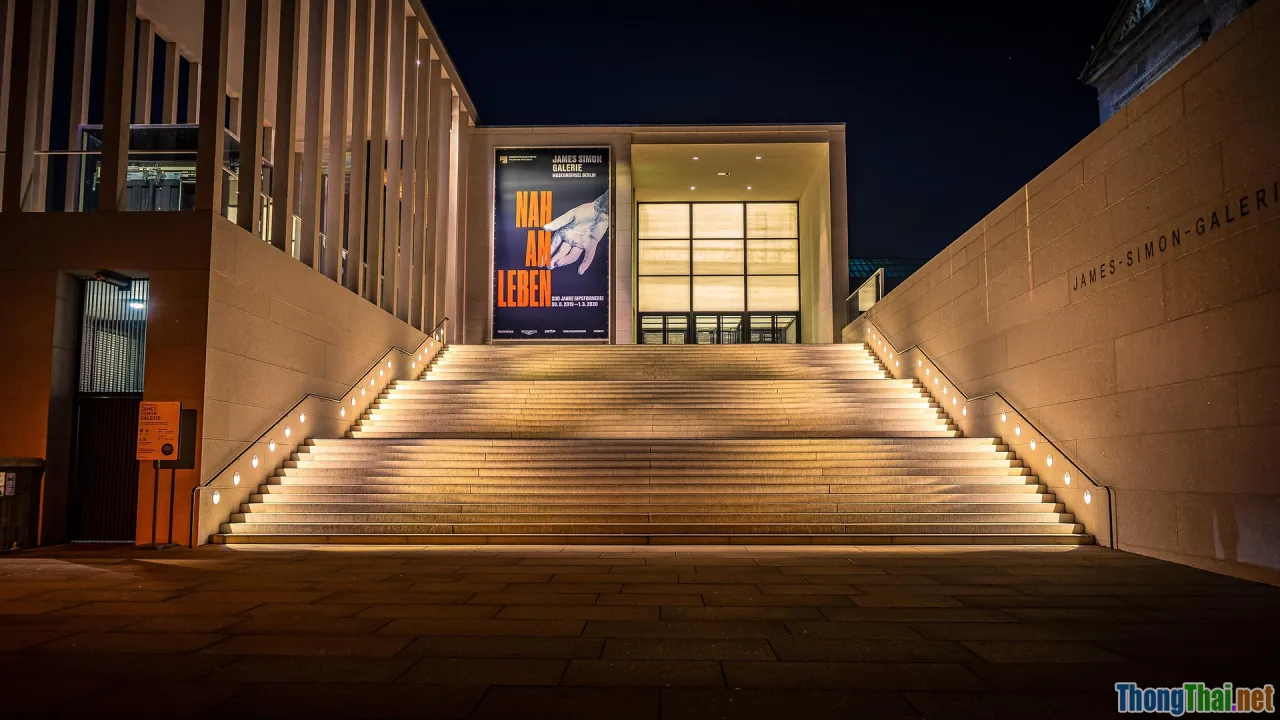 contemporary art, gallery scene, installations