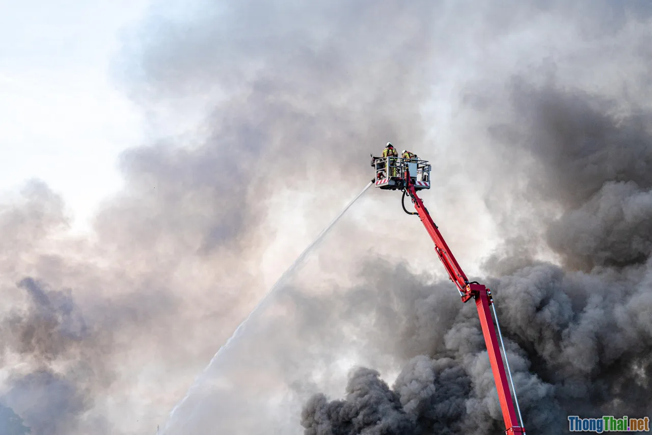 crisis management, emergency meeting, employee response