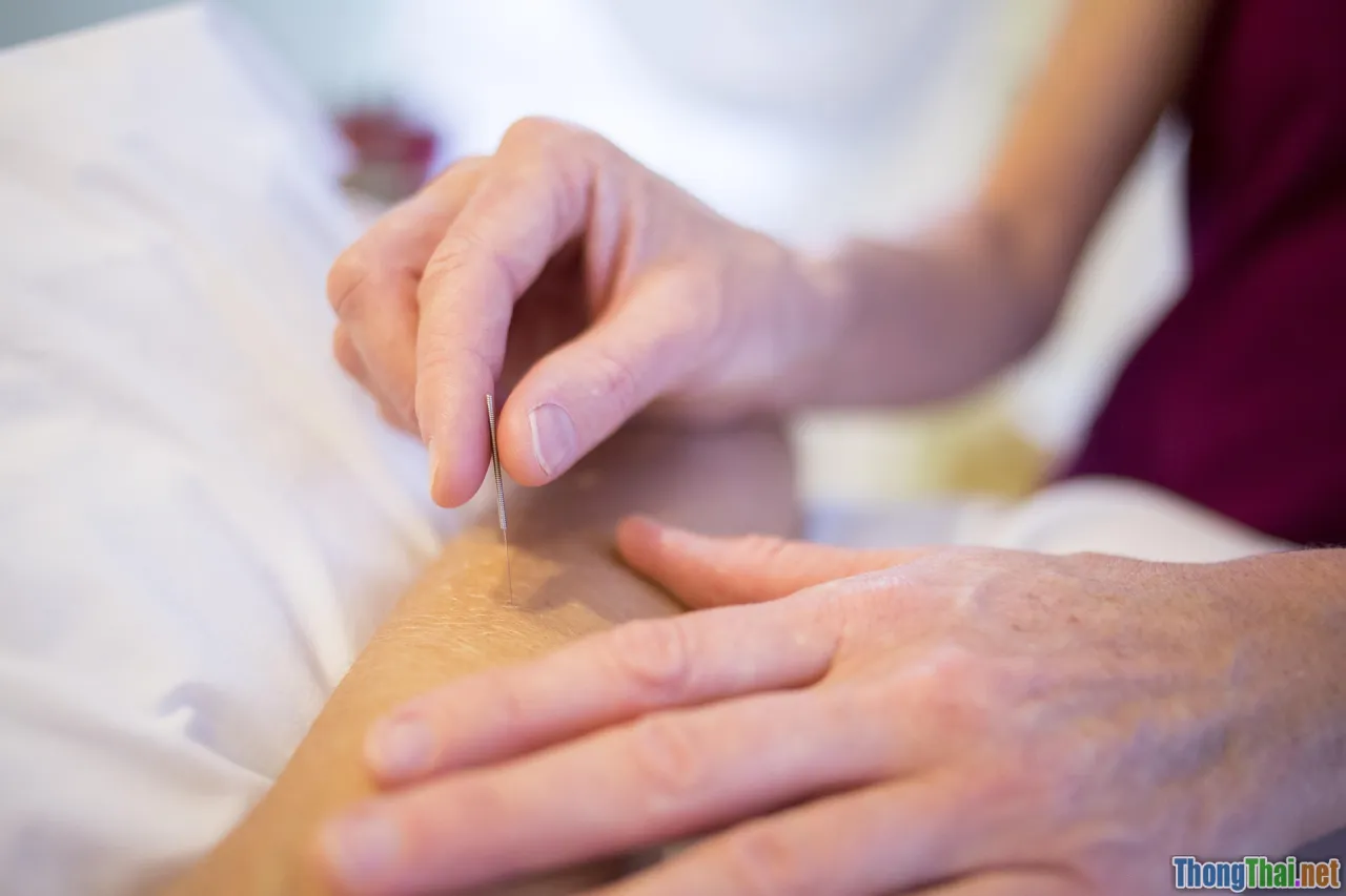 Xu hướng kết hợp chữa lành năng lượng và y học hiện đại