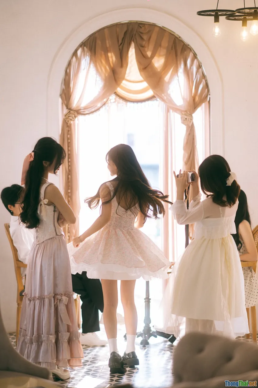 friends travel, decision making, group dynamics