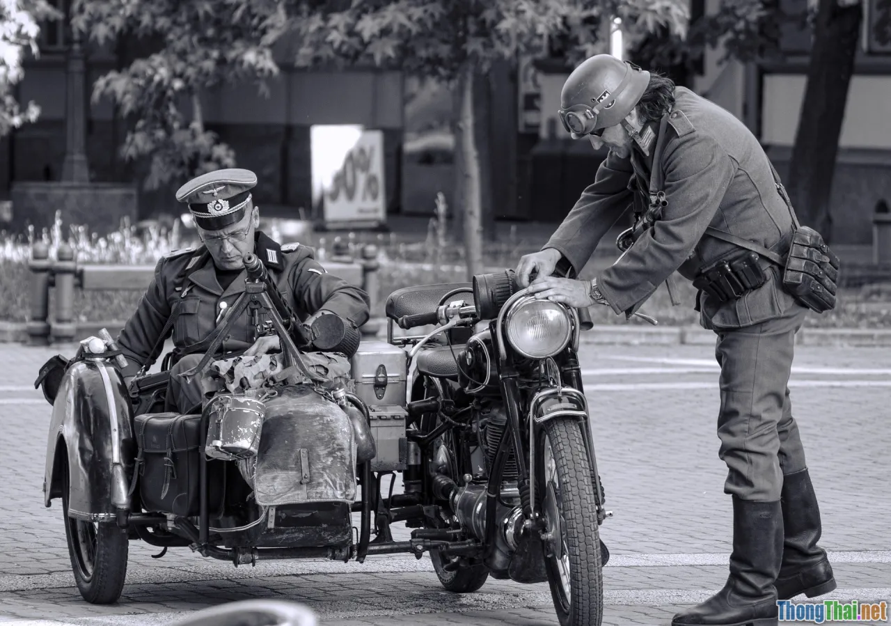 historical props, authentic uniforms, WW2 battle equipment