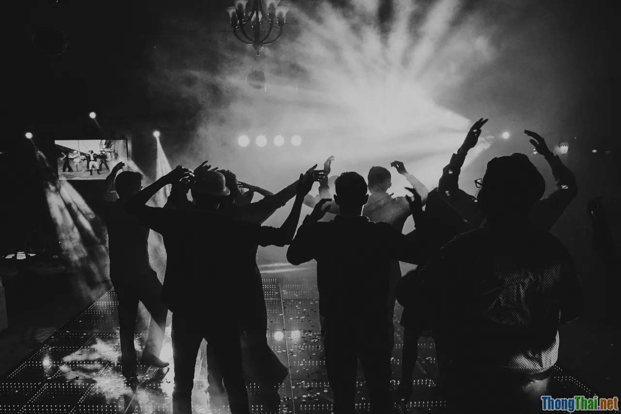 horror movie night, friends, black white