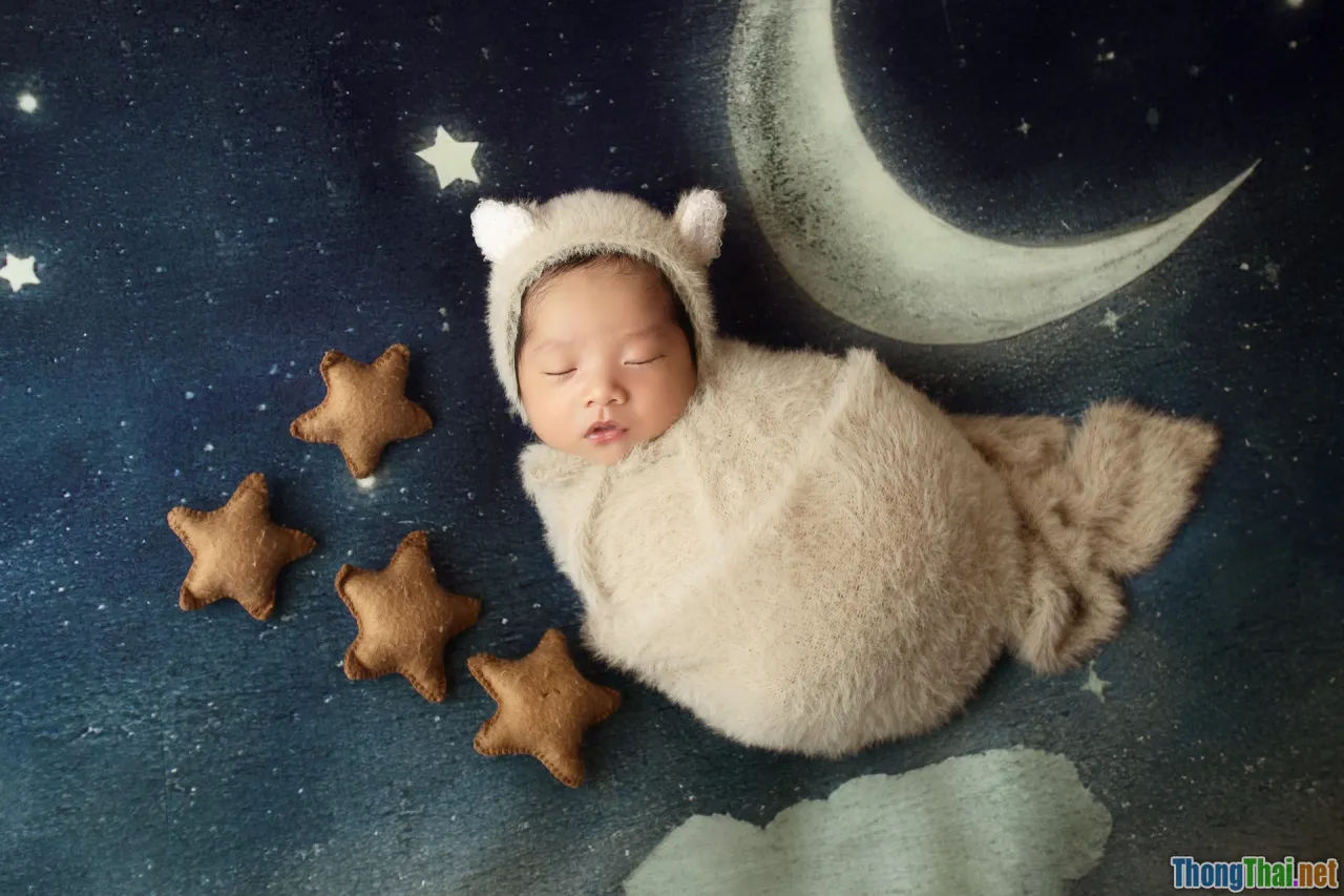 late night eating, sleep disruption