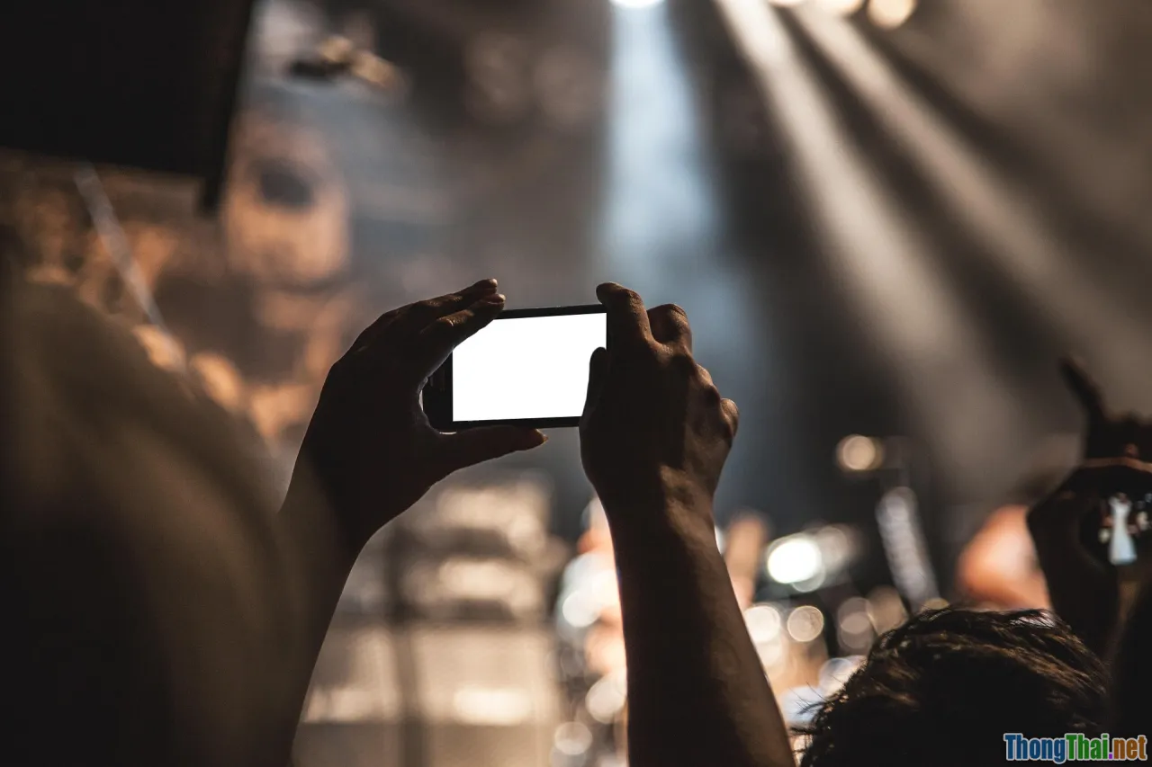 live streaming, mobile sales, e-commerce, audience engagement