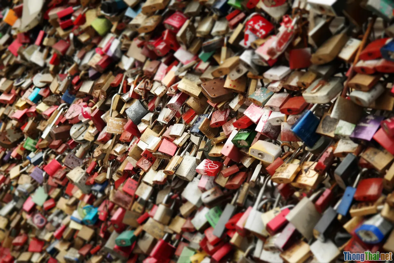 myth, shattered lock, wifi symbol