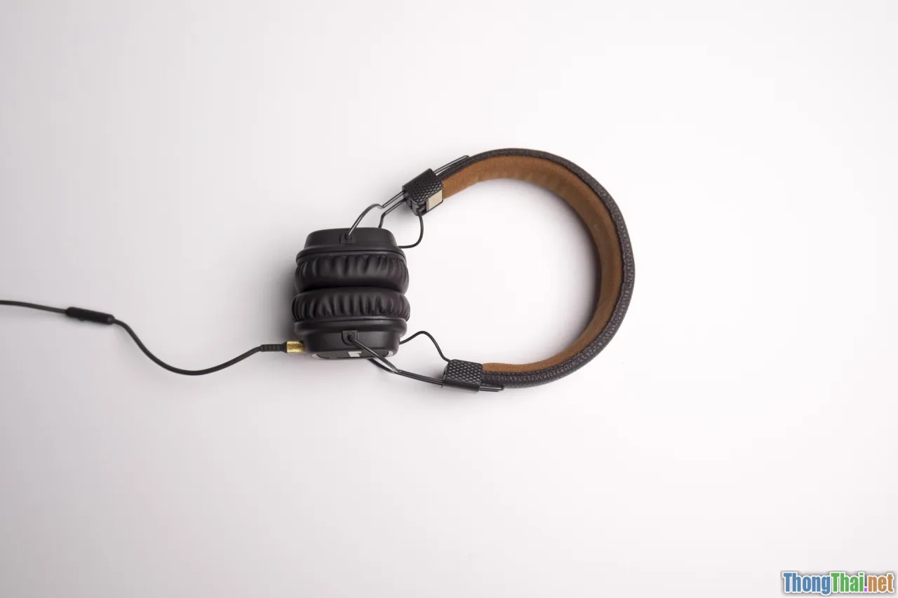 passive listening, frustration, headphone