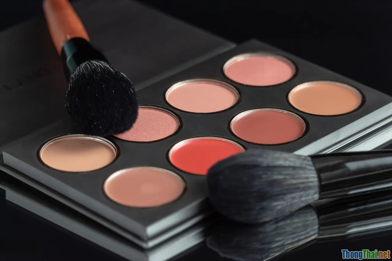 powder types, compact vs loose, makeup table