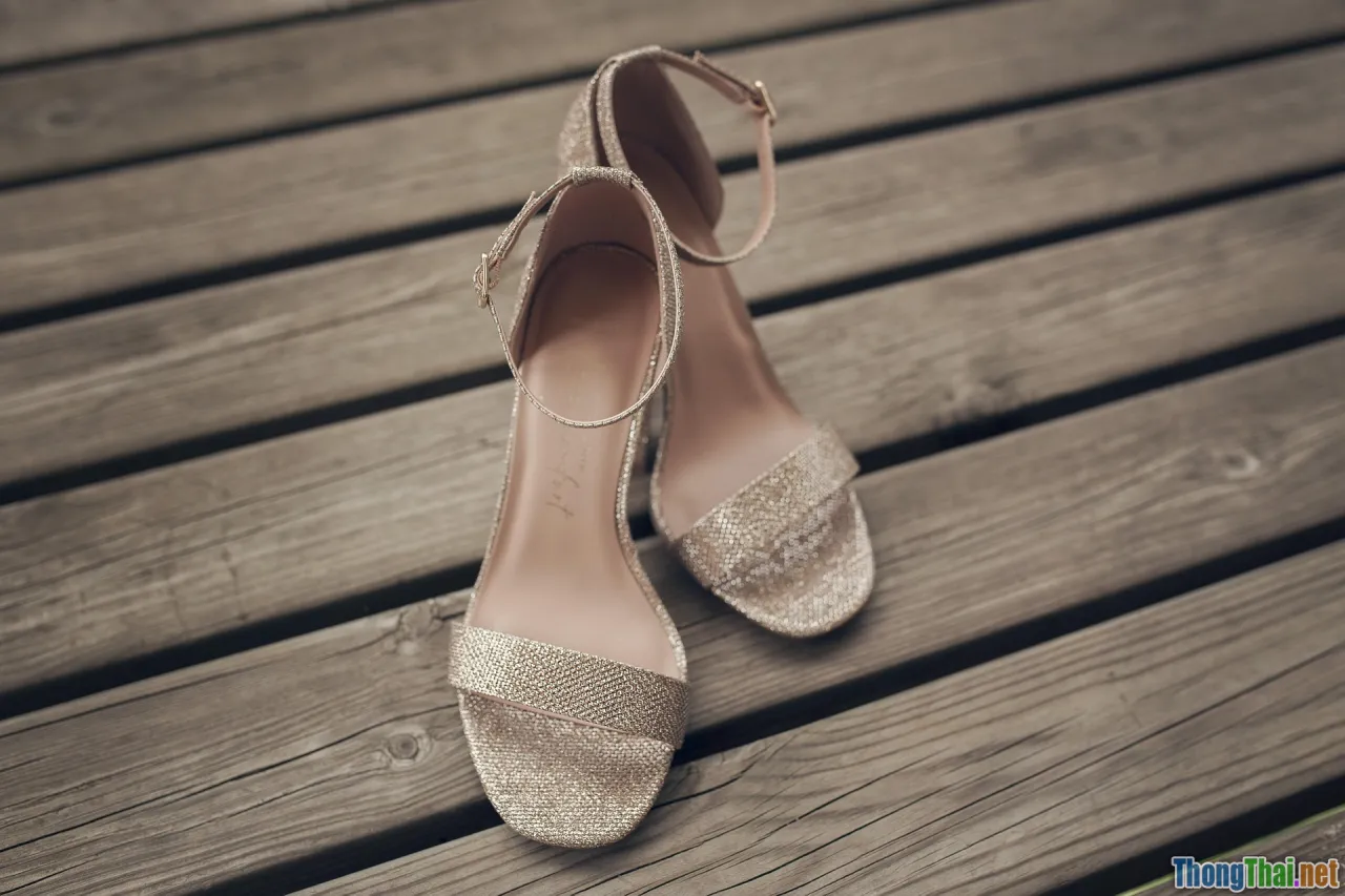 Chiêu nhận diện giày dép thật và hàng fake