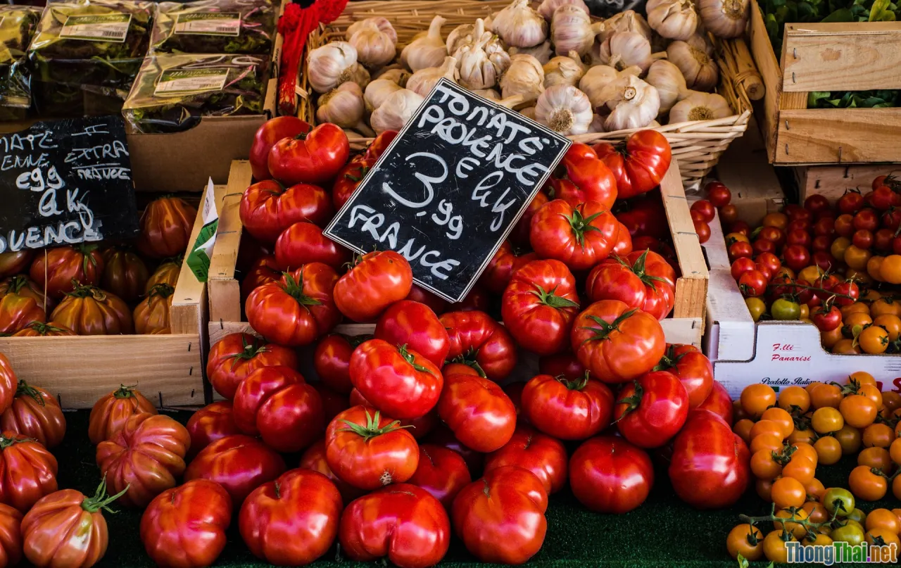 seasonal fruits, local food market, clean vegetables