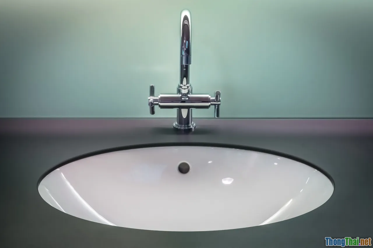 small bathroom, wall-hung vanity