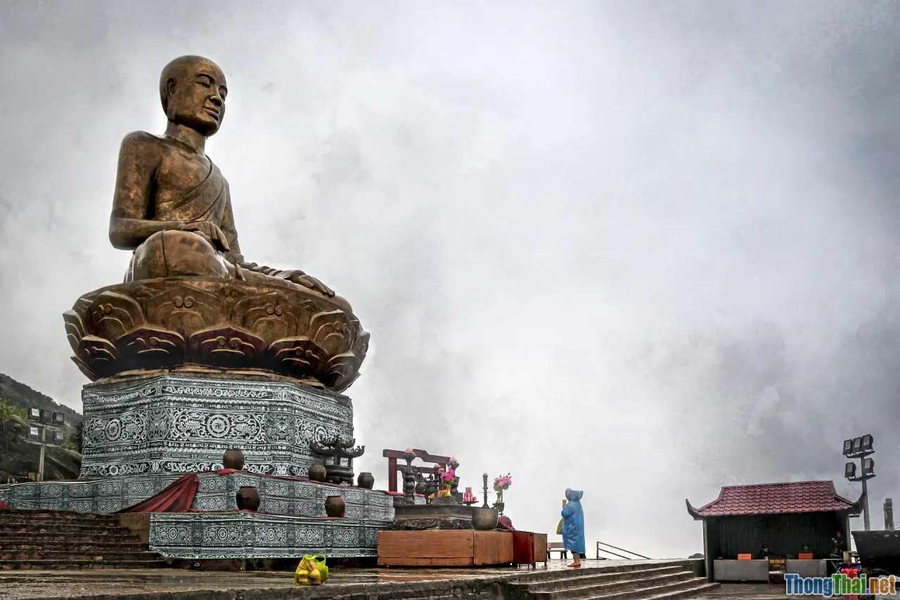 temple visitors, travel tips, vietnam