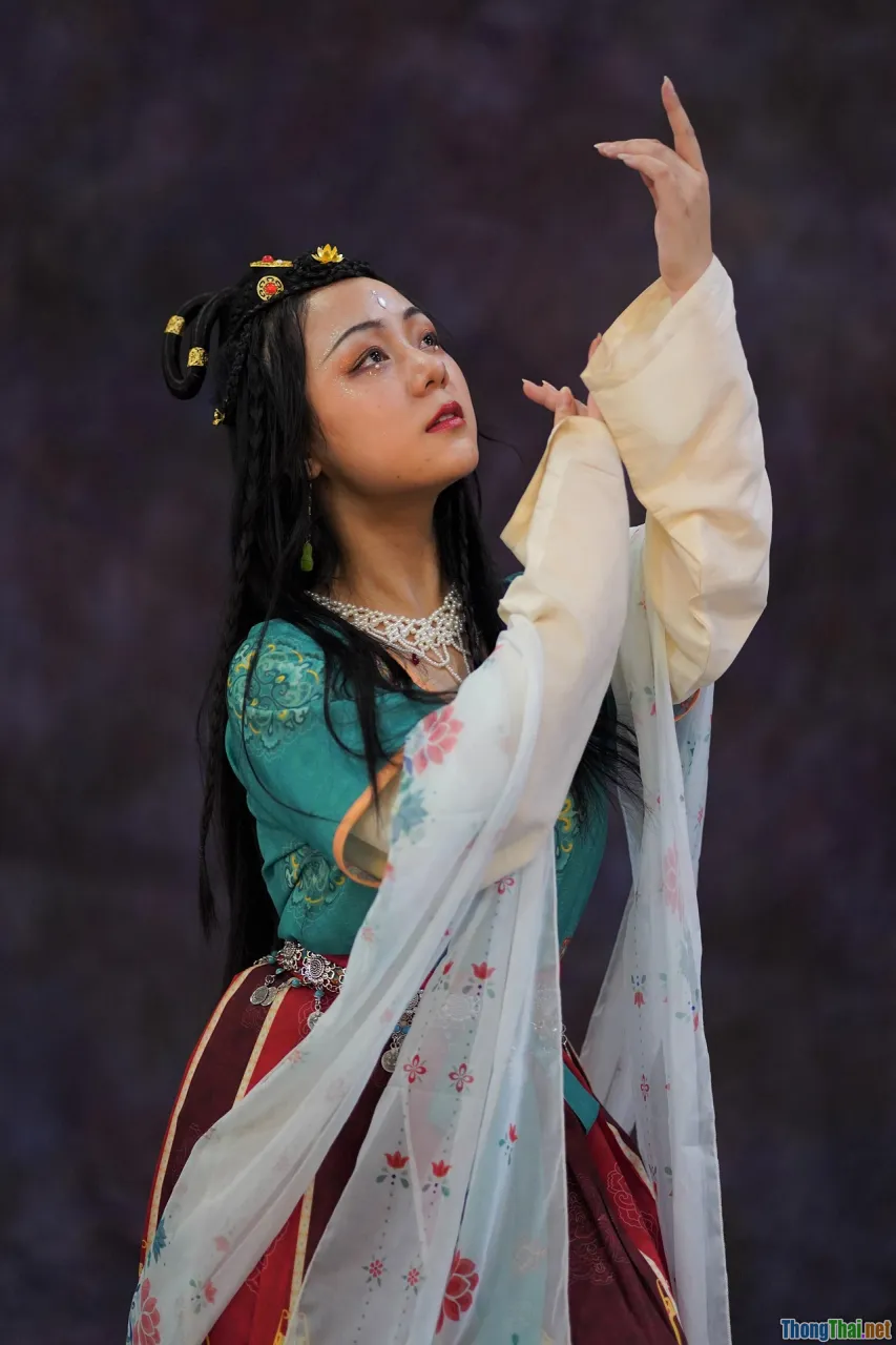 time travel, Chinese palace, historical romance, traditional hanfu