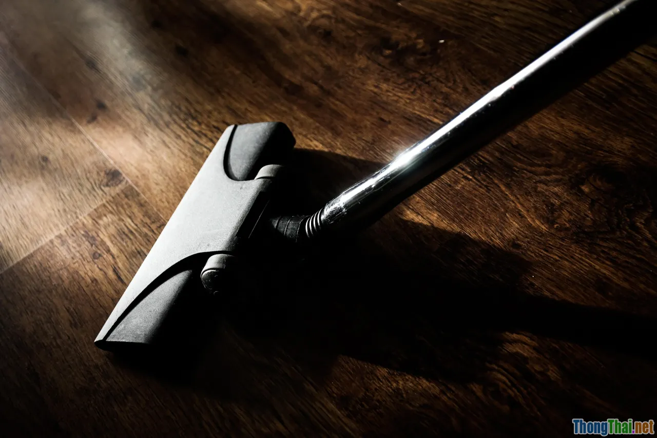 So sánh hiệu quả máy hút bụi cầm tay và truyền thống