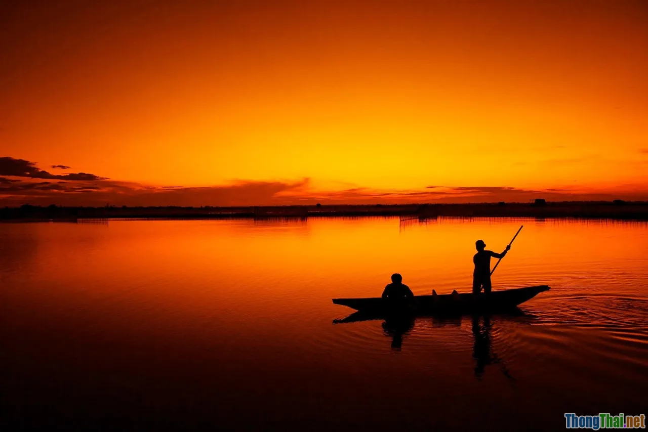 Vietnamese fishermen, ocean sunrise, boat, environmental awareness