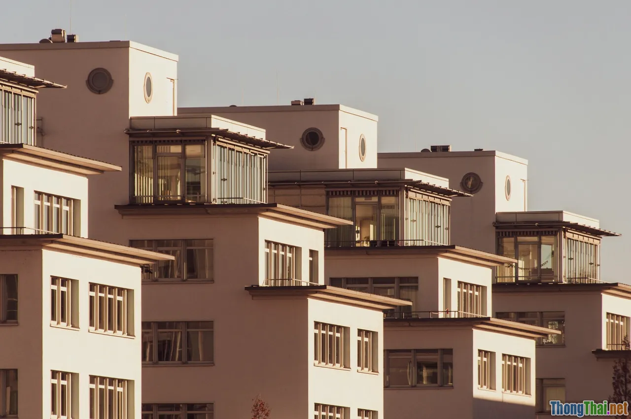 window orientation, sunlight map, urban apartment, balcony
