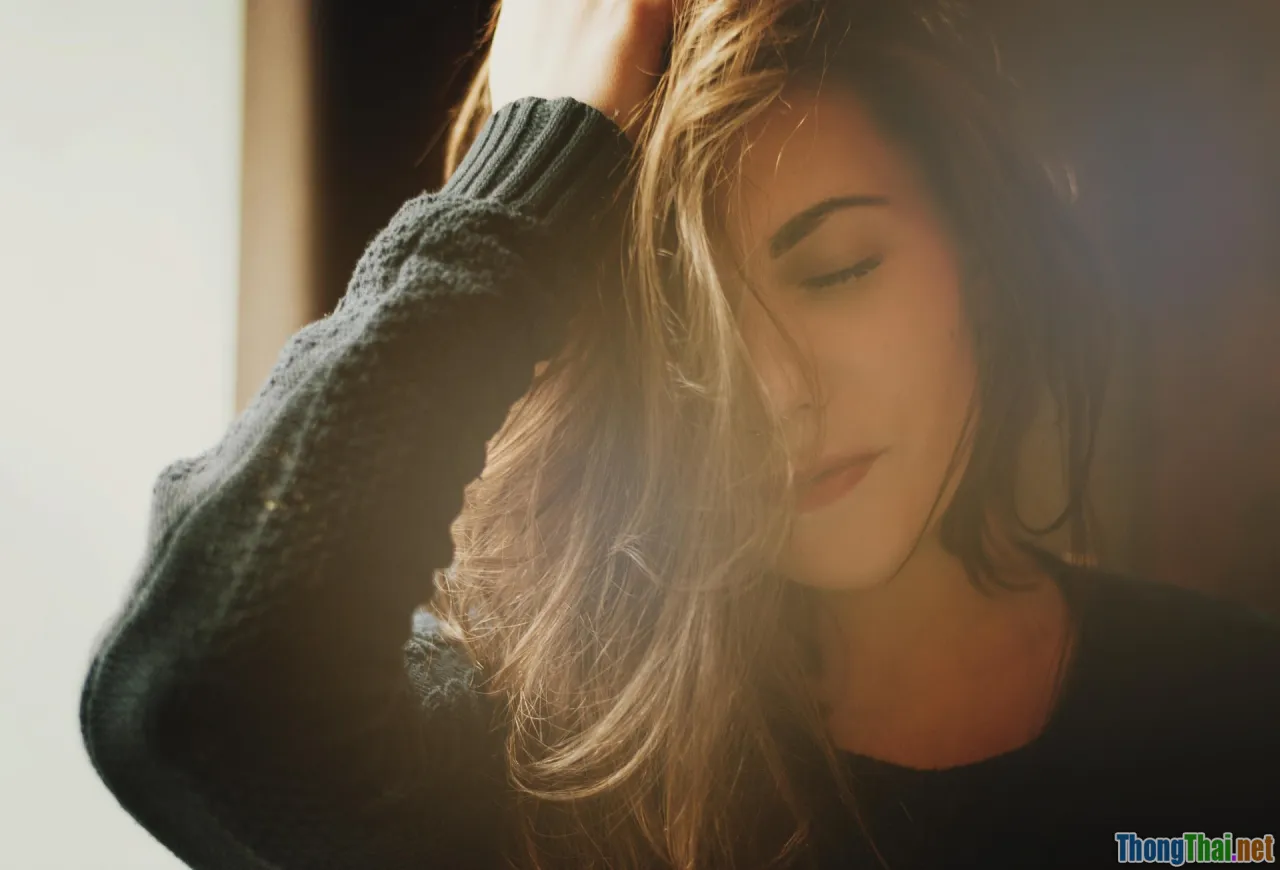 woman applying hair oil, wet hair, morning routine