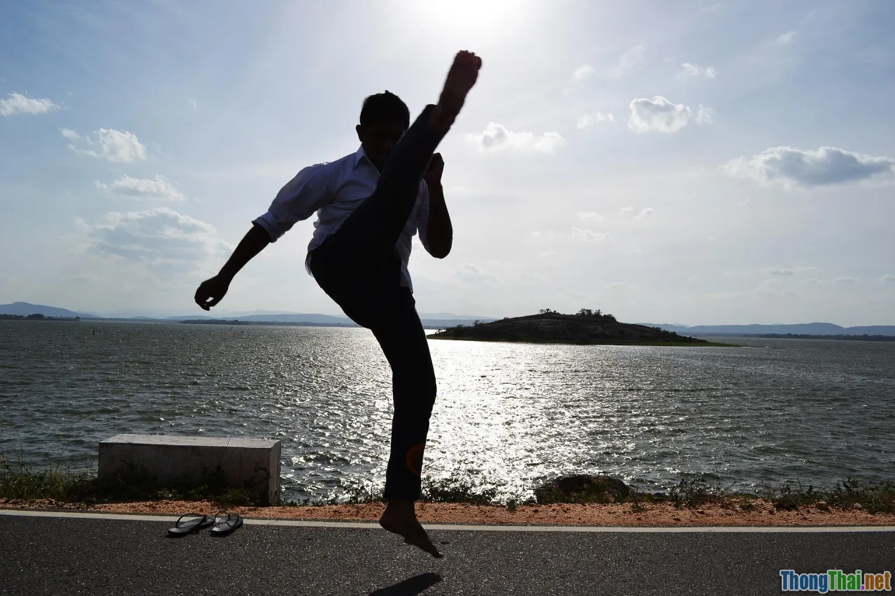 Wong Fei Hung, martial arts, kung fu kick, red lantern