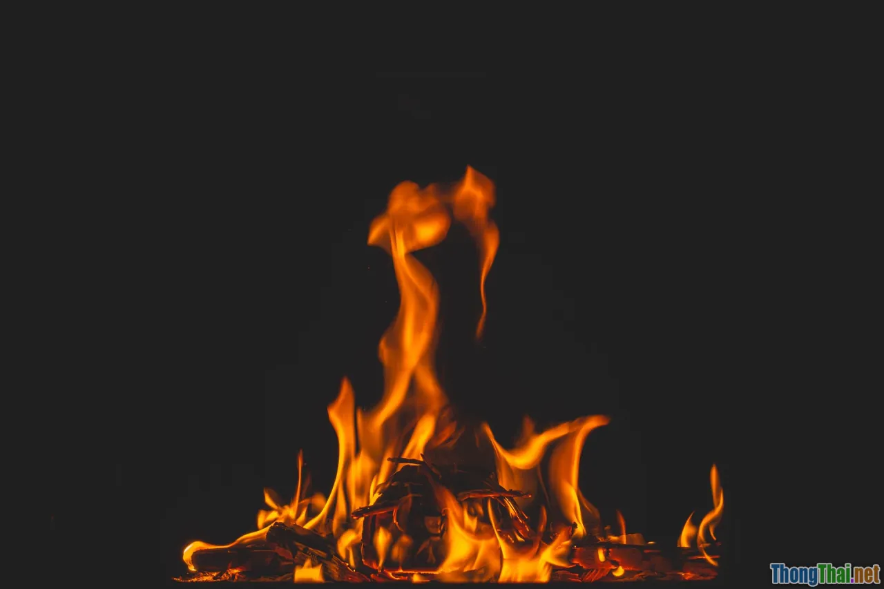 wood polishing, furniture shine