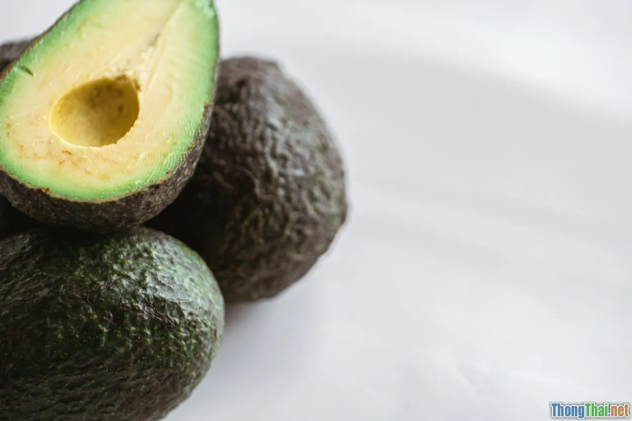 avocado, vitamin E, shiny hair