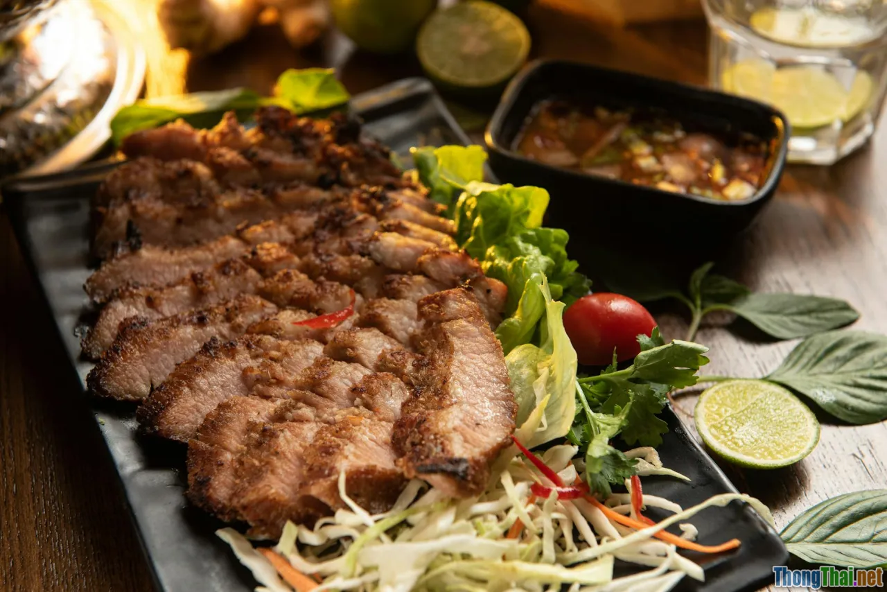 bun thit nuong, grilled pork noodle, Vietnamese BBQ, vibrant salad