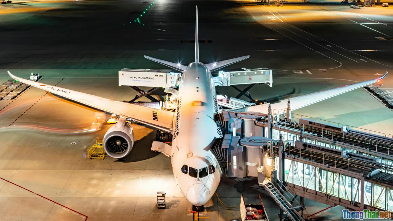 calendar flexibility, plane night, secondary airport