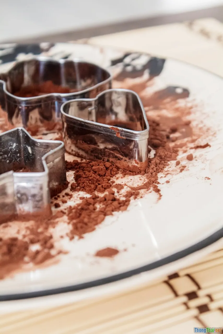 cookie cutters, upcycled kitchen, epoxy glue, quirky wreath