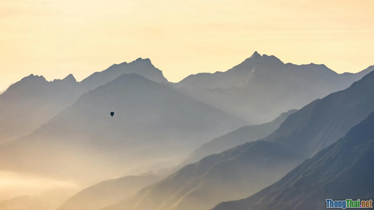early morning, misty sunrise, cloud valley