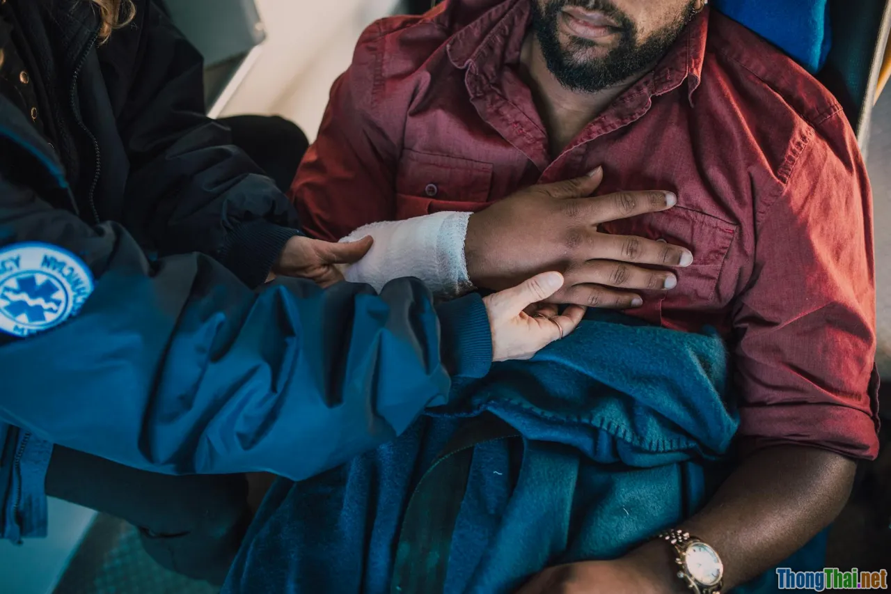 emergency hospital, ambulance, burn patient