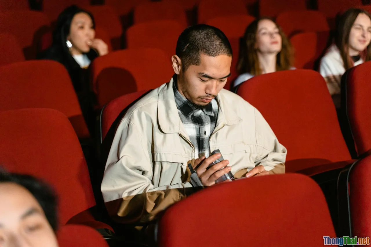 focus, distraction, mobile phone