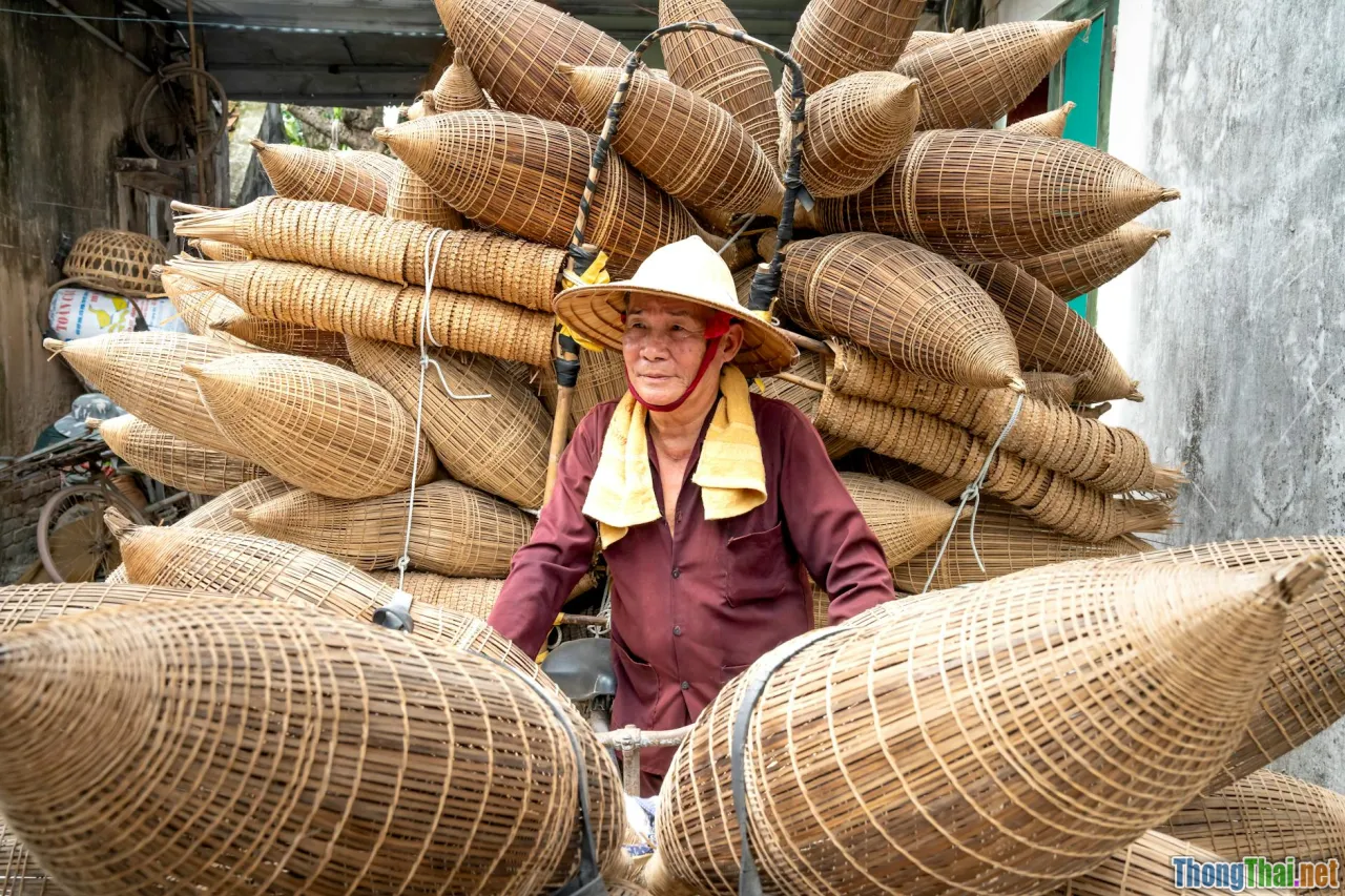 Halong local market, floating market, handicraft village