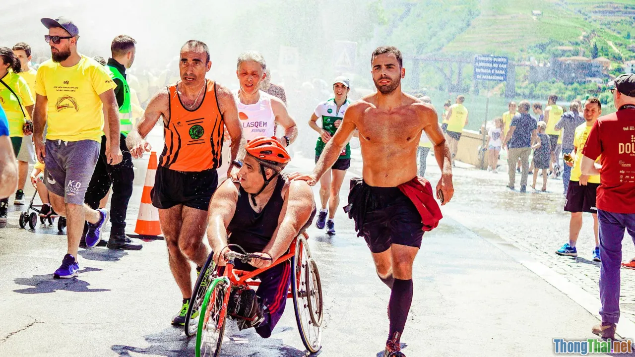 handicapped athletes, wheelchair racing, sport event, Vietnam flag