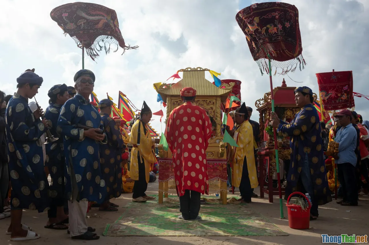 Hue Royal court festival, Nguyen Dynasty, colorful parade