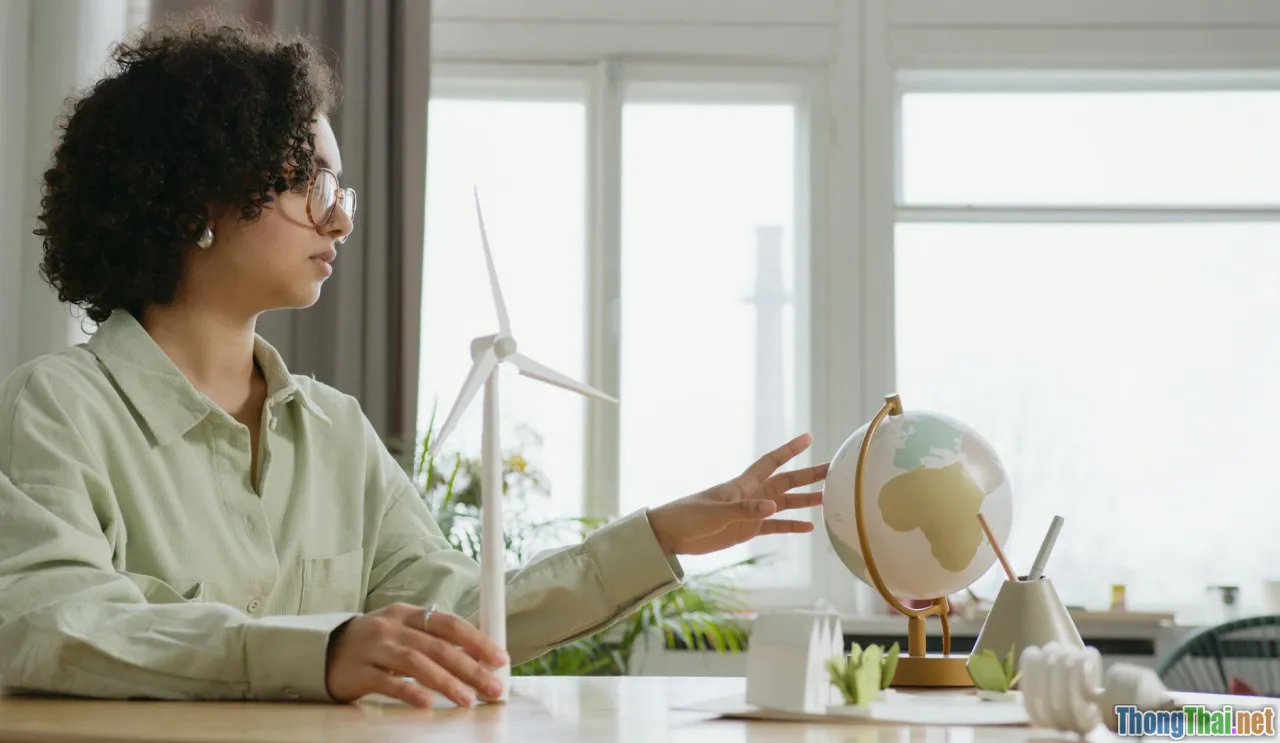 human plant interaction, emotional benefits, desk green friend