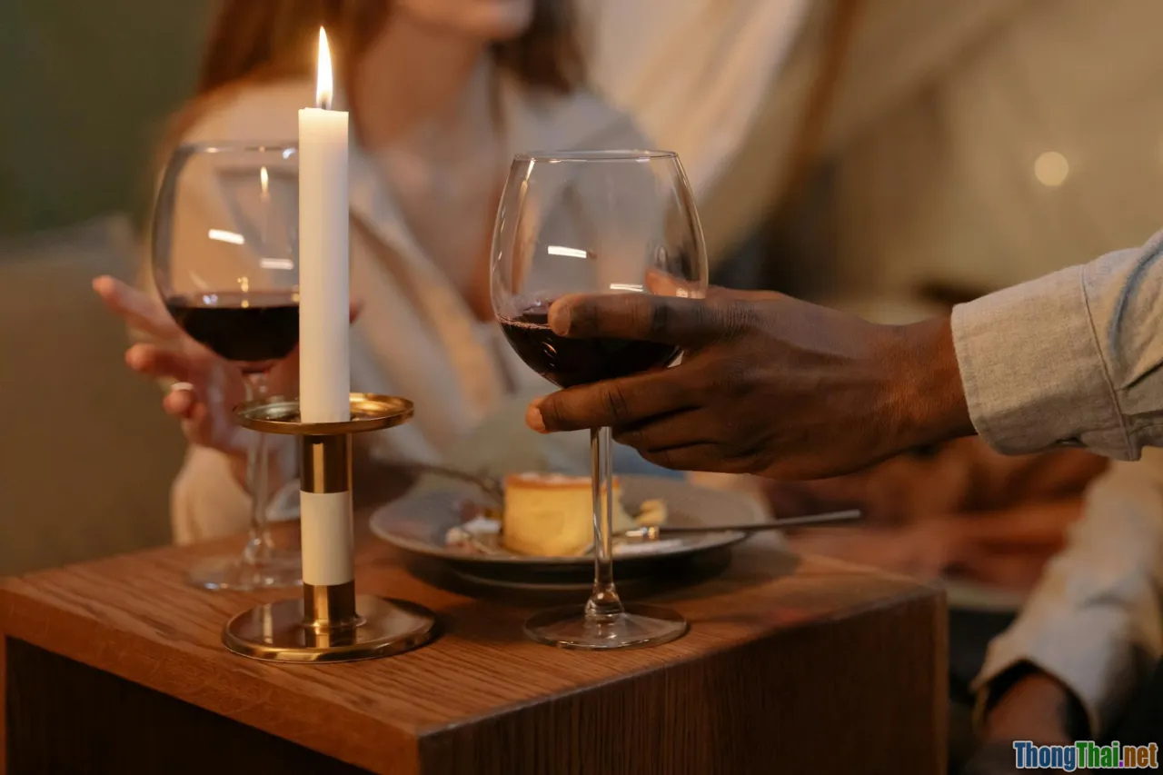 love in rain, soft focus, holding hands, city lights