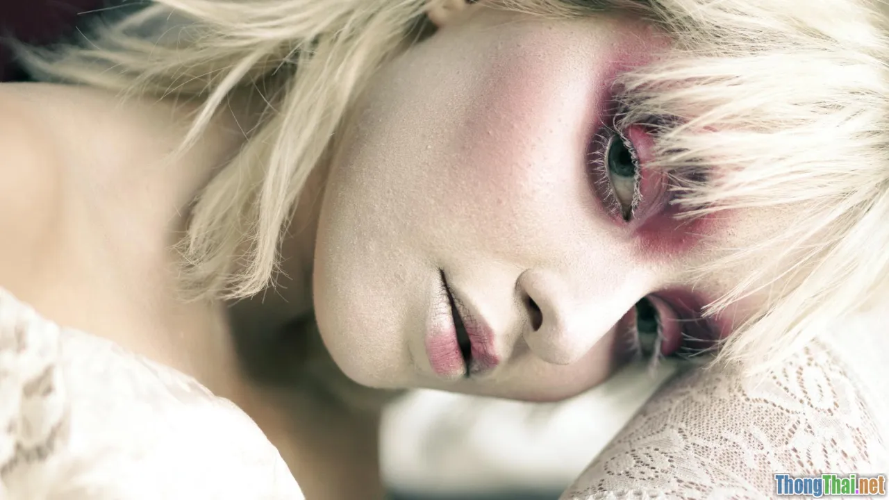 makeup artists, powder mix, flawless skin