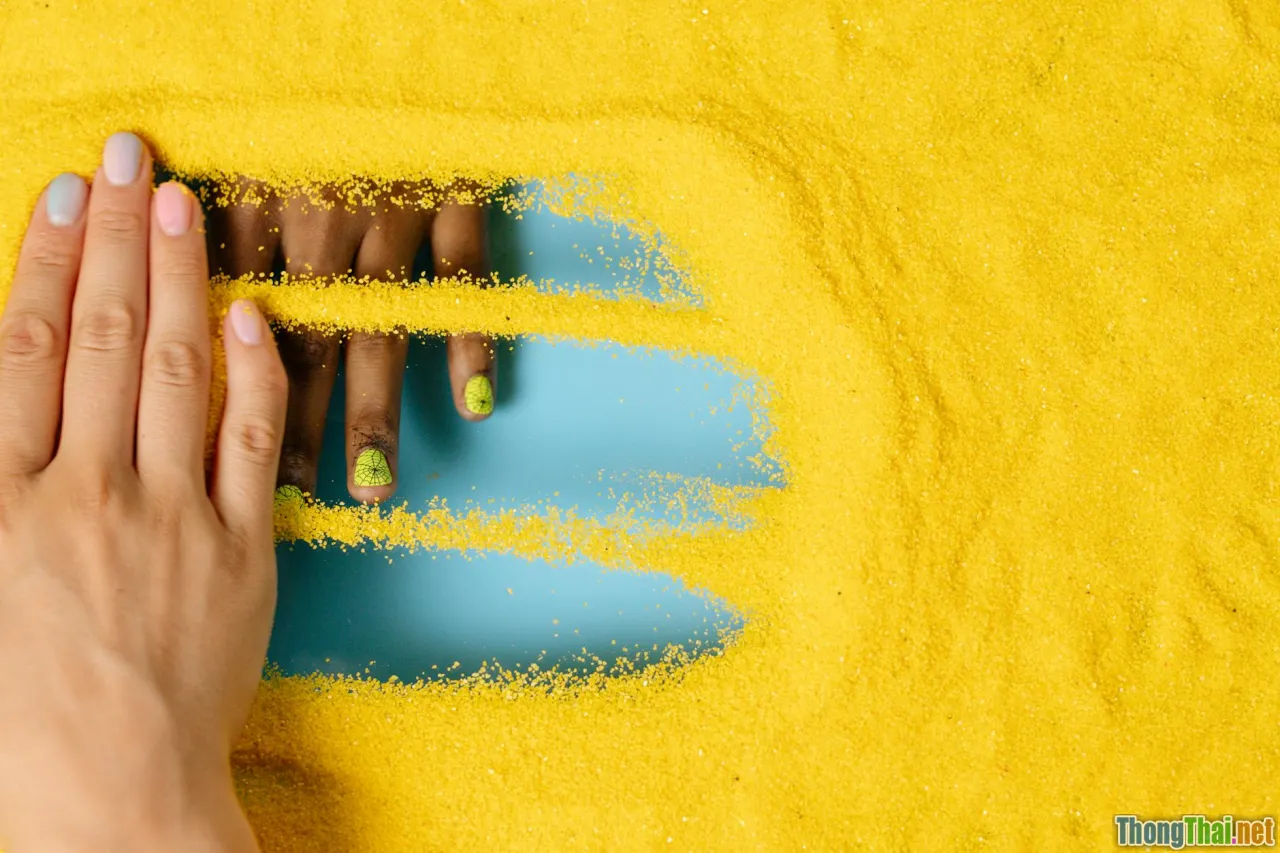 minimal nail art, ombre gradient, milky nails, glitter accent