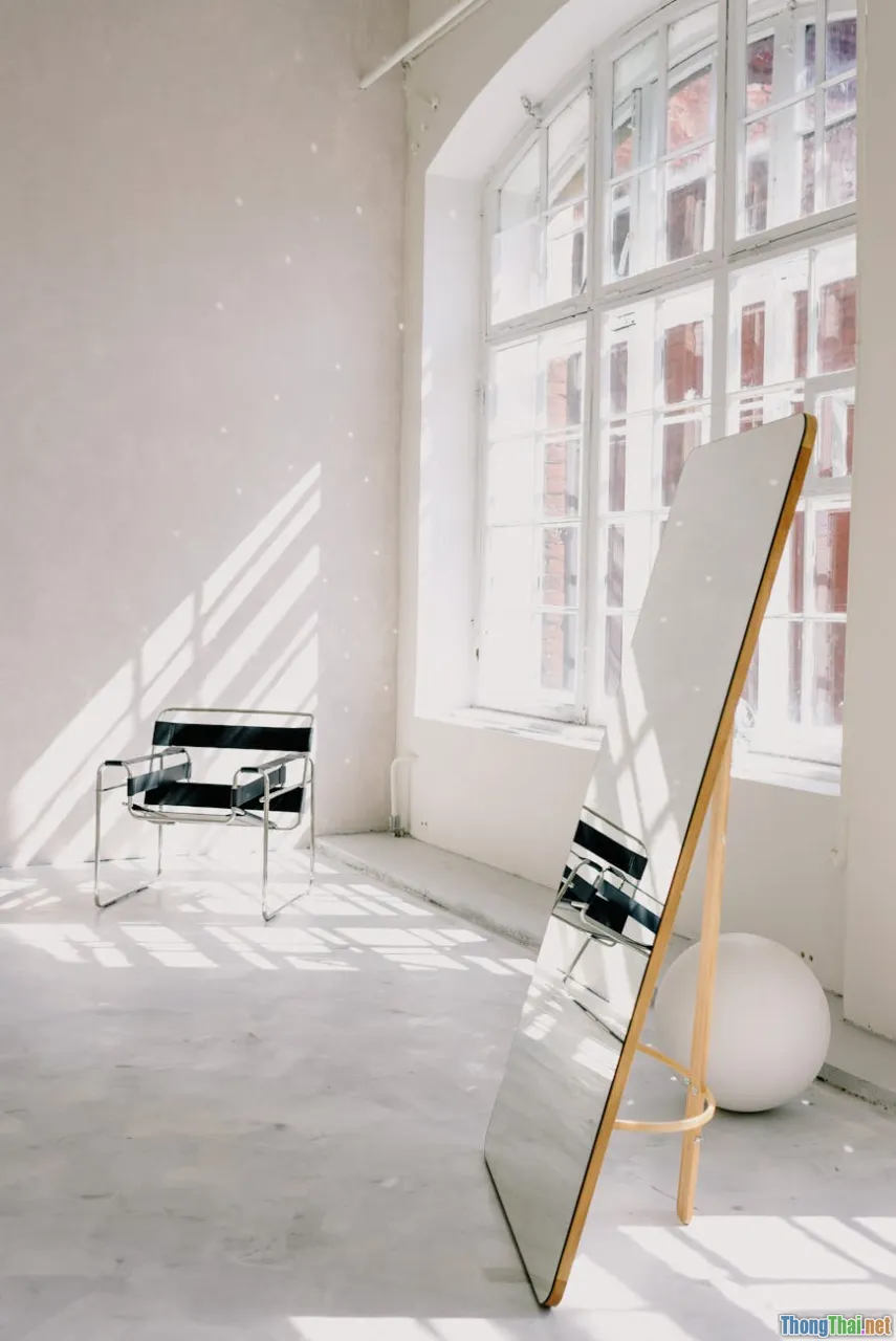 mirror decor, bright small room, open space