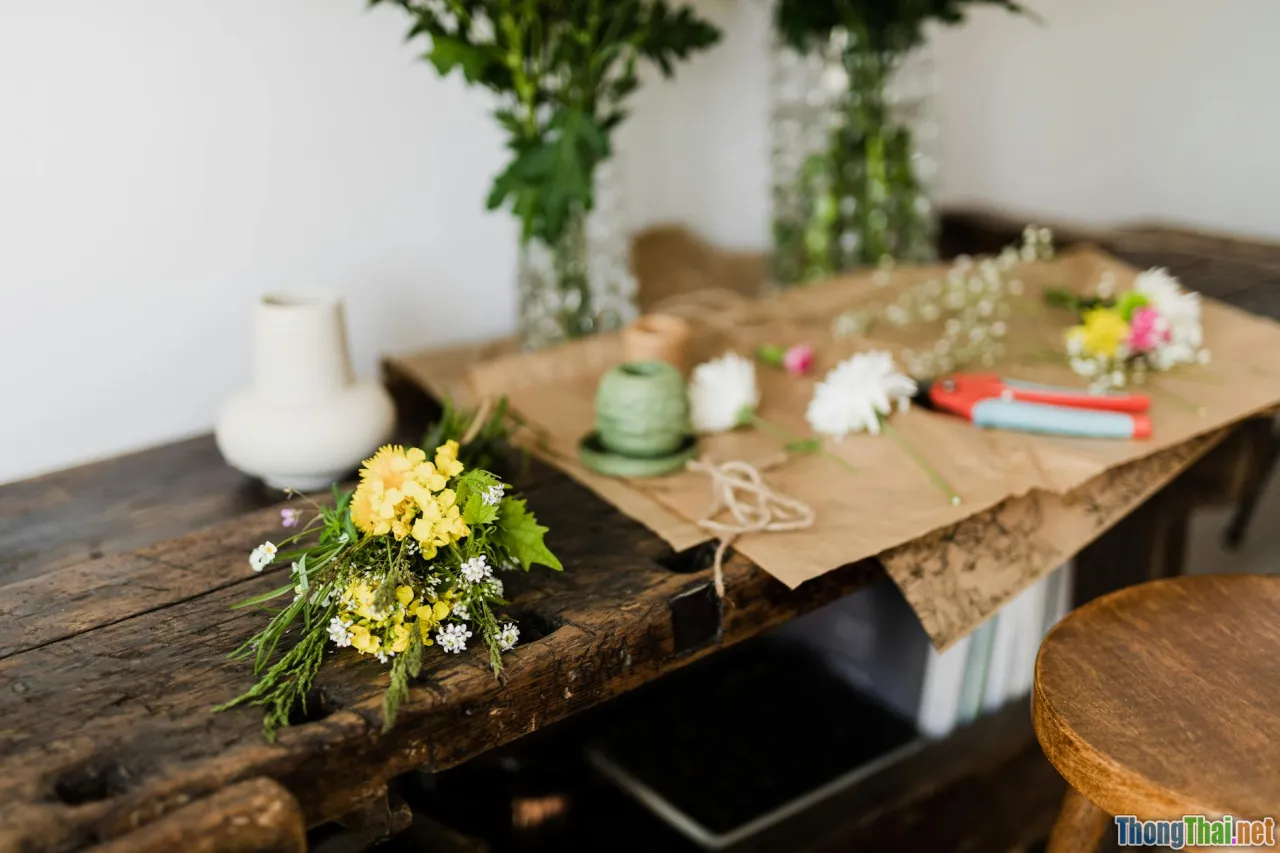 newspaper flower vase, upcycled vase, paper craft decor