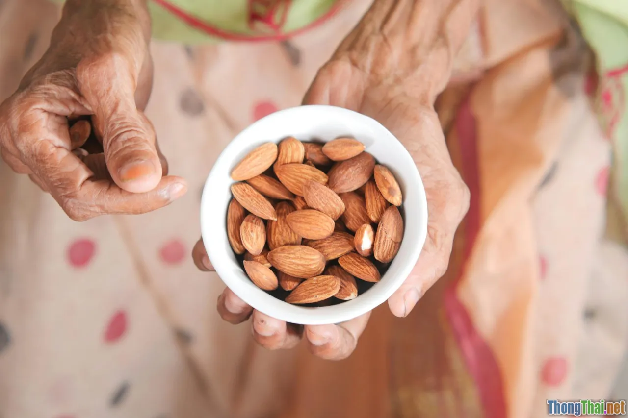 Người già nên ăn gì để phòng loãng xương