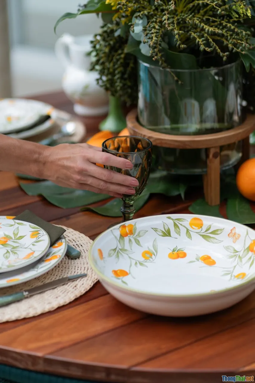 personalized dishware, color palettes, lifestyle dining