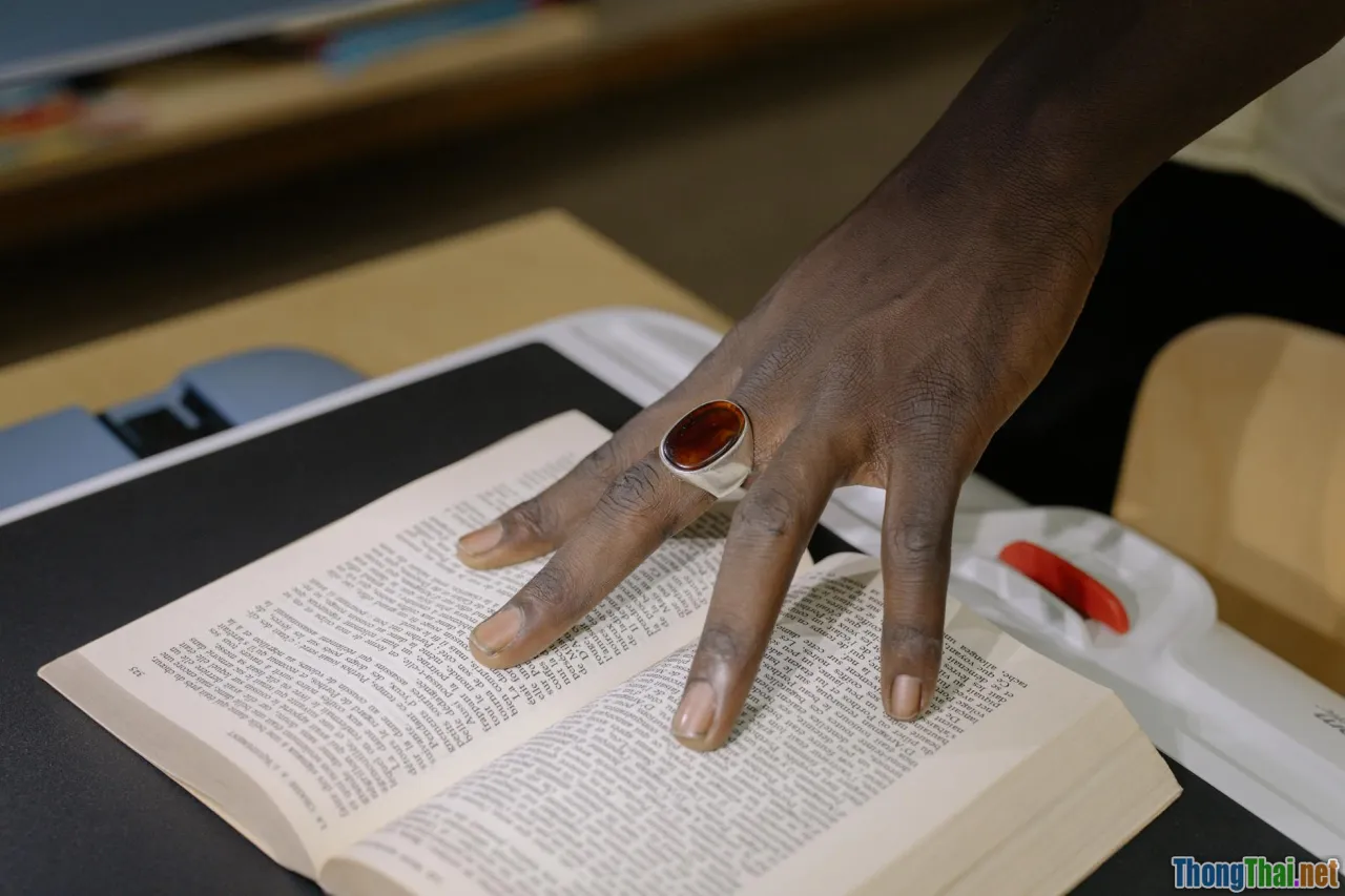 reading focus, person scanning text