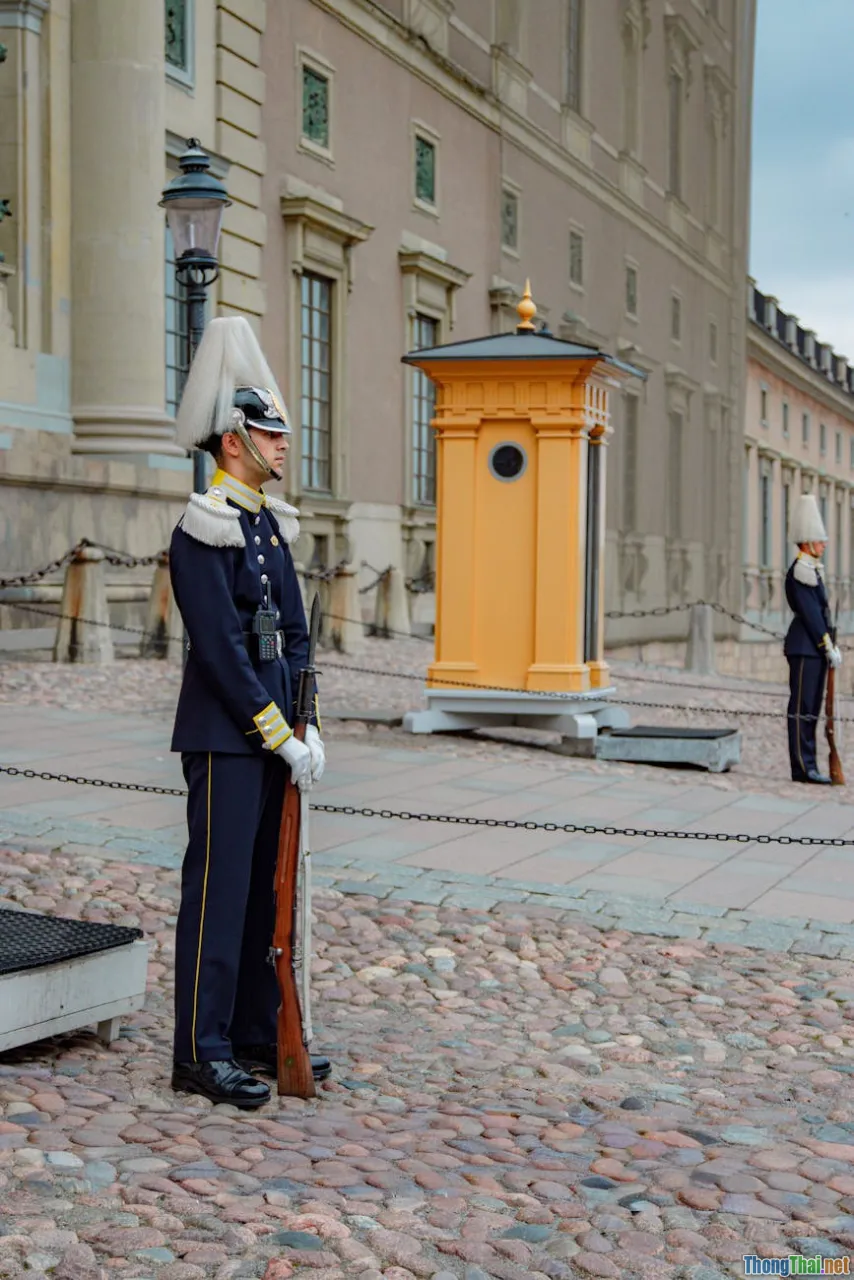 royal court, ministries