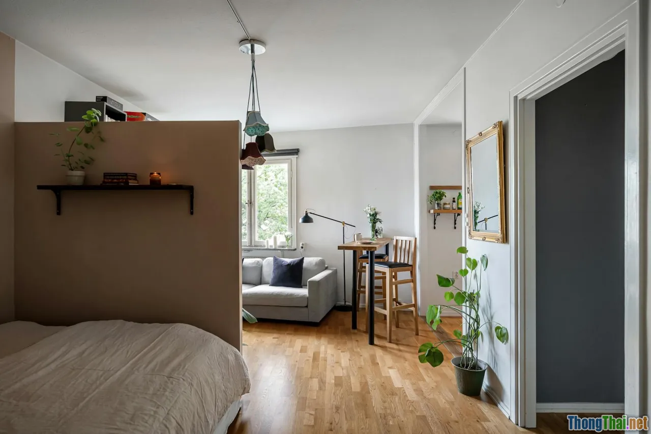 small apartment, vertical shelves