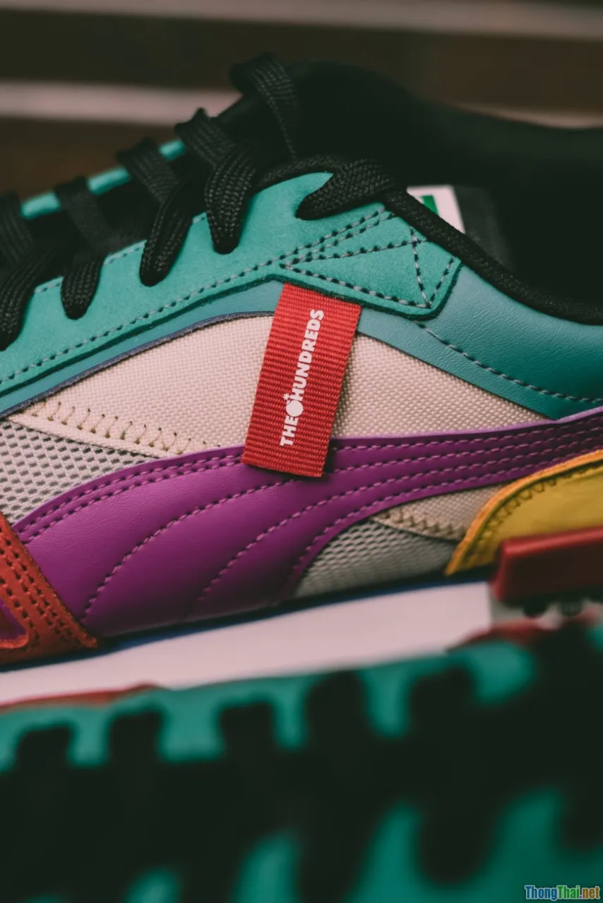 sneaker box, shoe tag, label detail