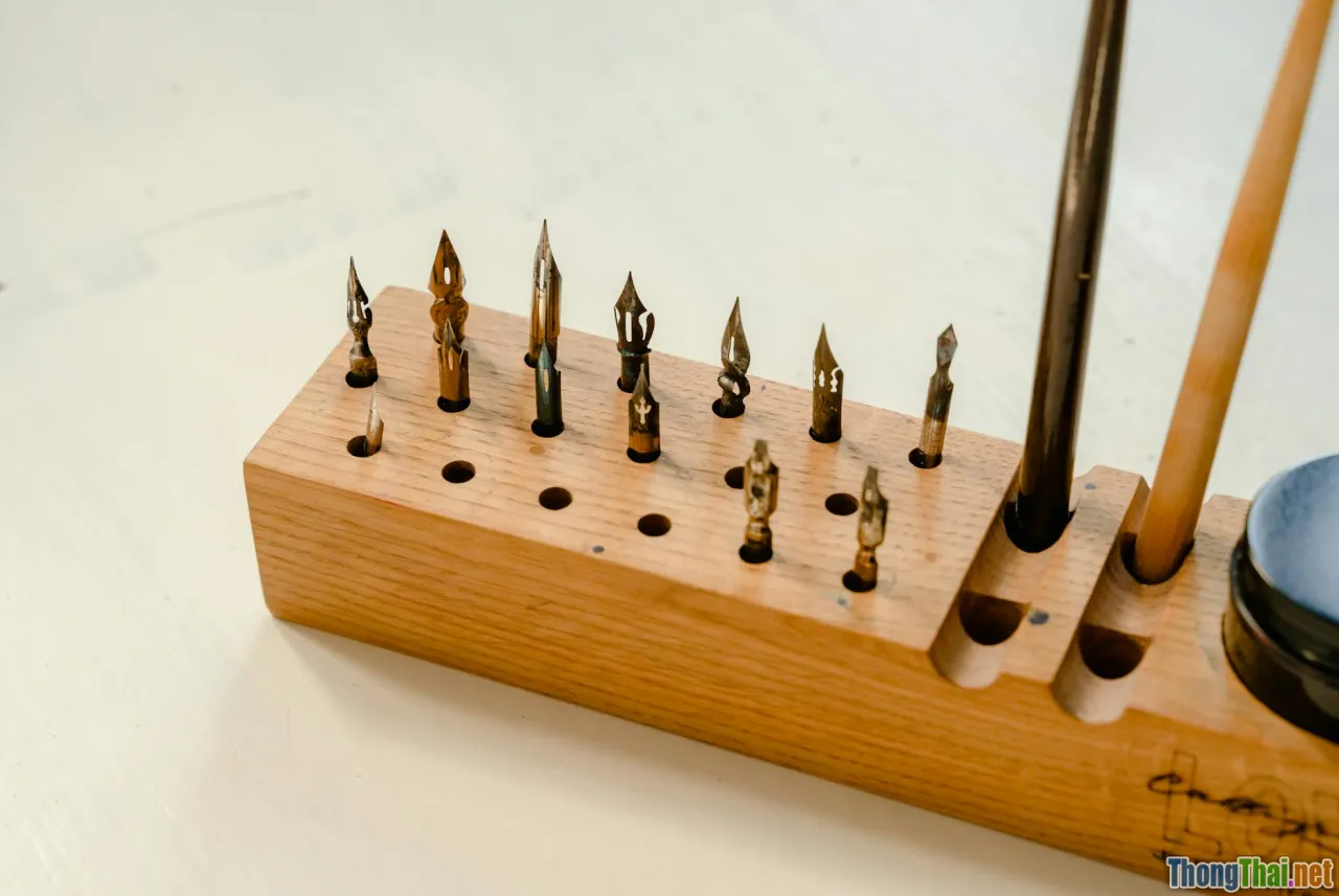 step by step, cardboard craft, wood base, pen holder