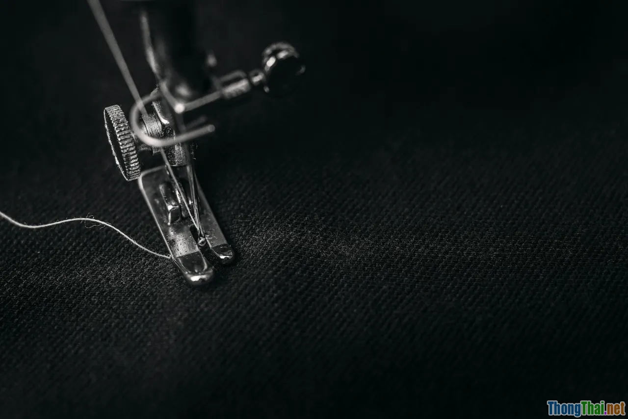 stitch tutorial, close-up, satin stitch, french knot