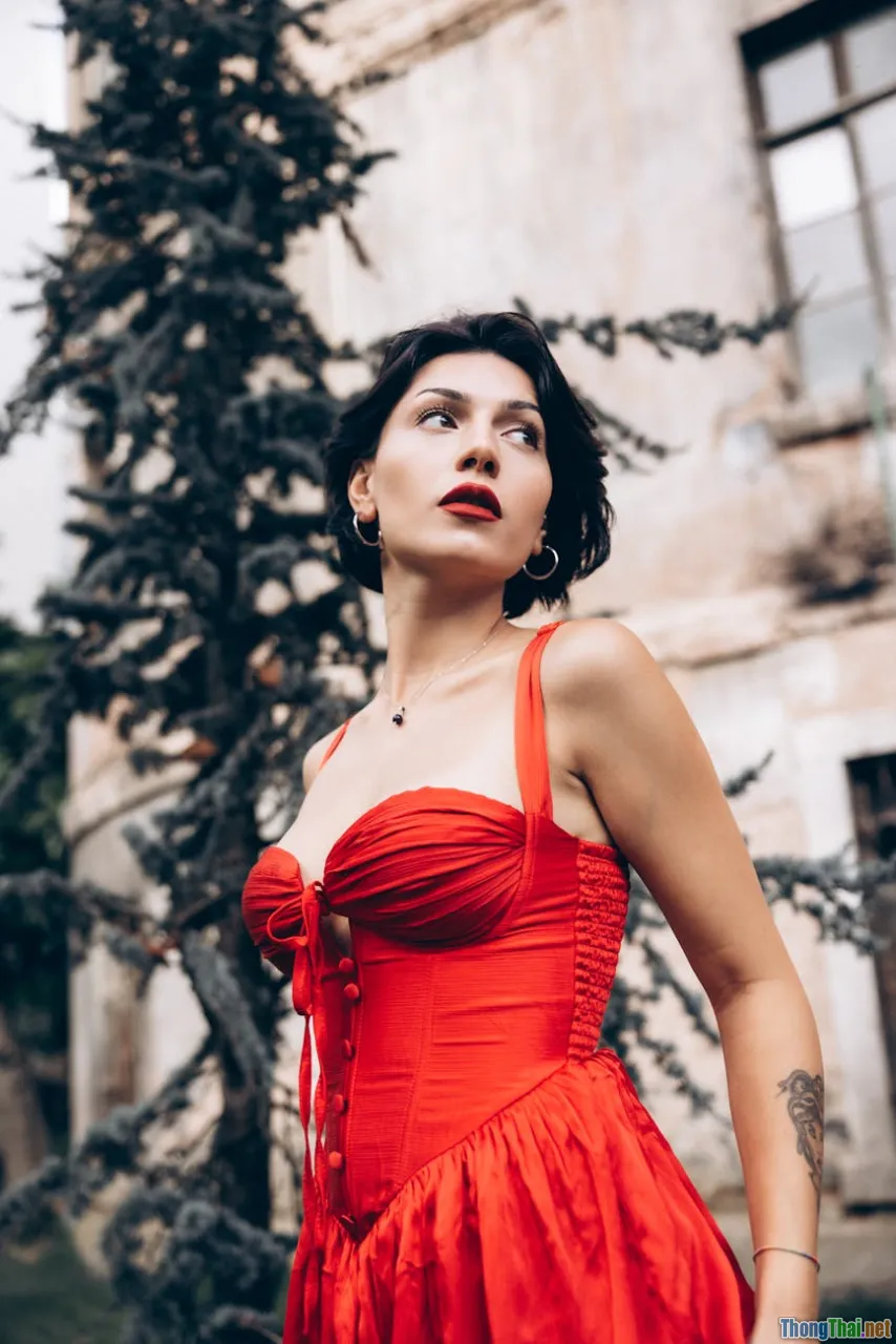 straight hair, natural look, elegant woman