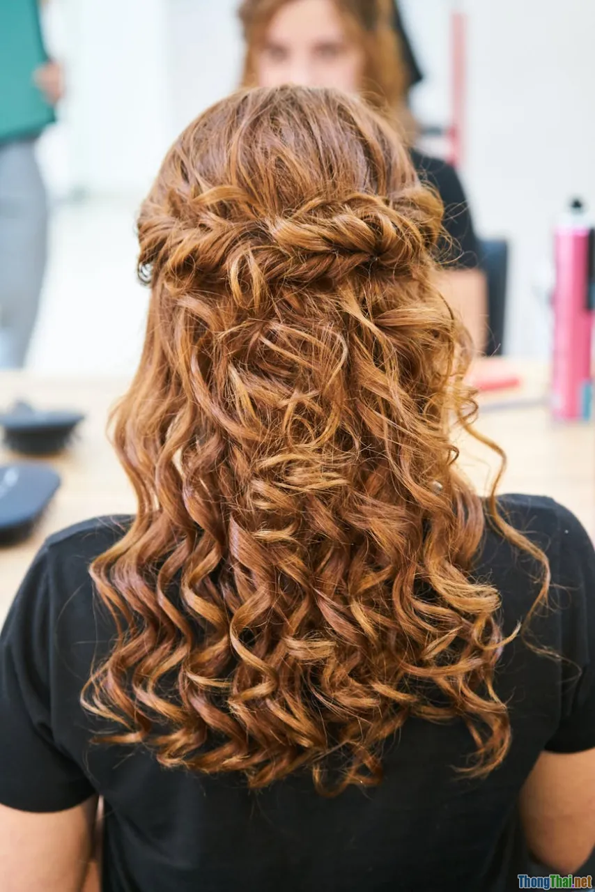 wavy layered hair, glamorous curls