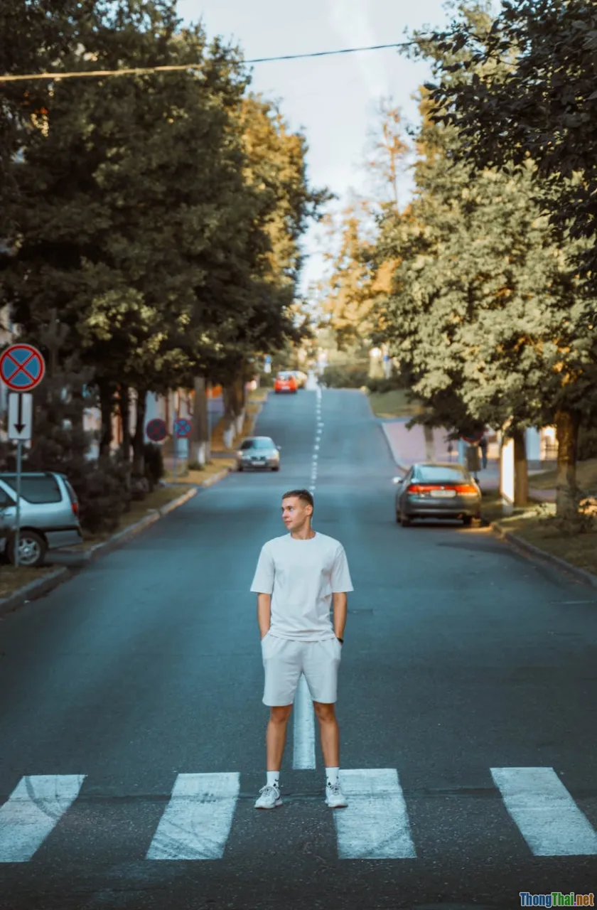 white t-shirt, light wash jeans, summer street, minimal style